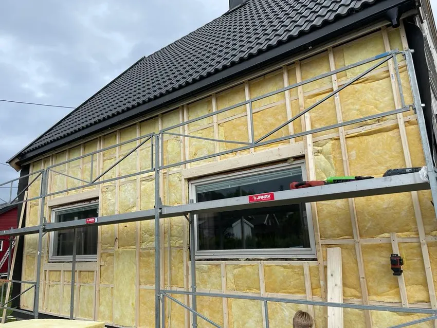 Arbeid med etterisolering og kledning på en bolig, prosjektbilde fra Enbo